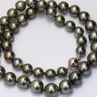 Black Tahitian pearl strand necklace